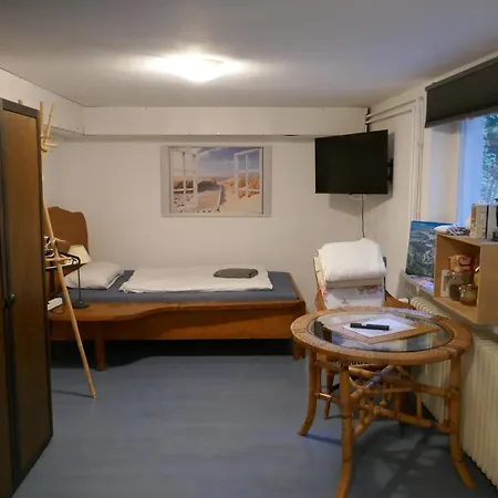 Einzelzimmer Im Souterrain, Eigener Eingang, Mit Privater Dusche Und Wc *