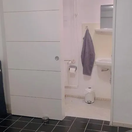 Einzelzimmer Im Souterrain, Eigener Eingang, Mit Privater Dusche Und Wc
