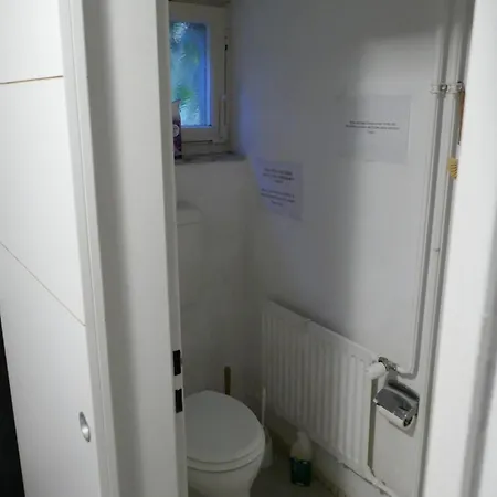 Einzelzimmer Im Souterrain, Eigener Eingang, Mit Privater Dusche Und Wc